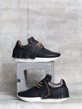 Women’s Black Esseutesse Sneakers